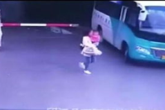 汽车销售小姐姐抱娃视频,展现母爱光辉与职业风采